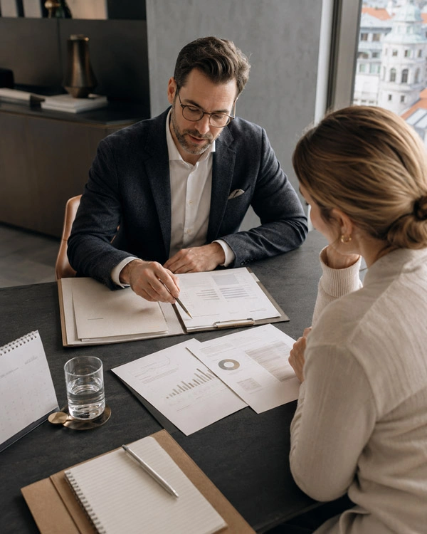 unternehmer legt bAV für Arbeitnehmer auf den tisch. Betriebliche Altersvorsorge im Check